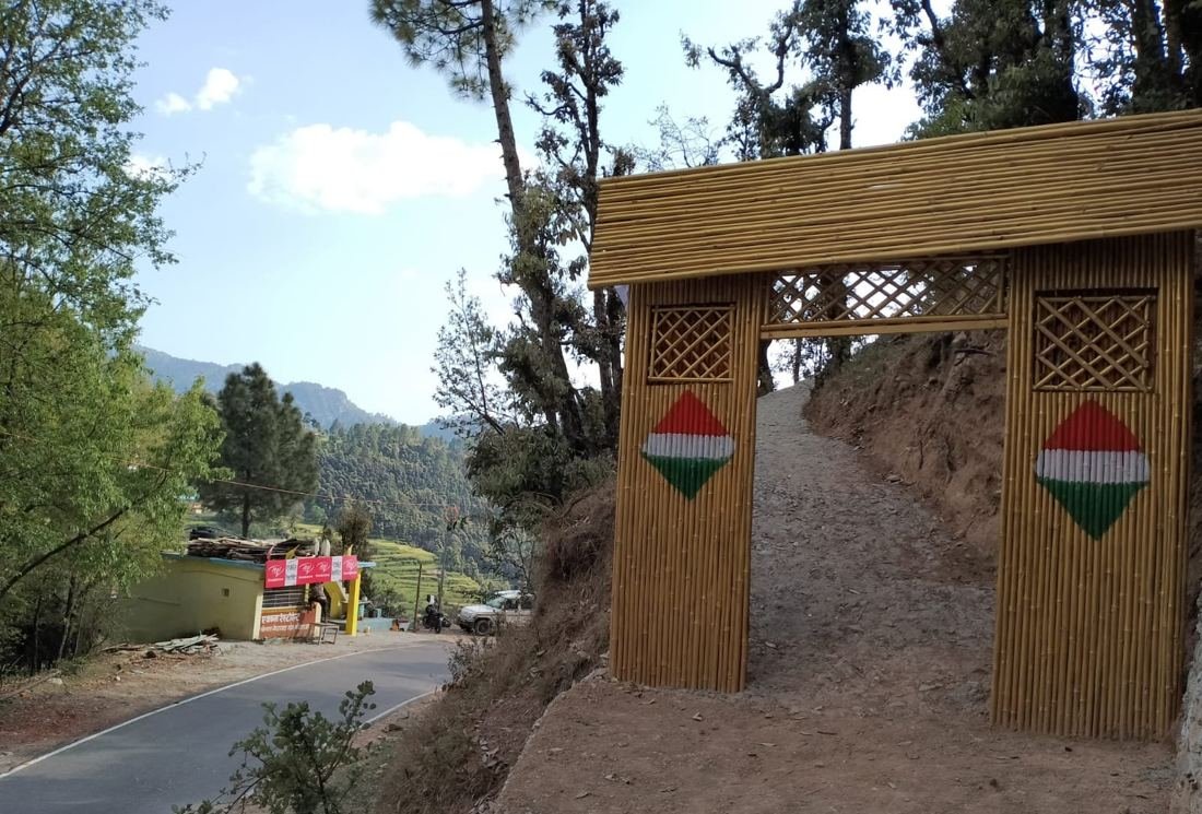 Bamboo entrance gate on the road to the homestay